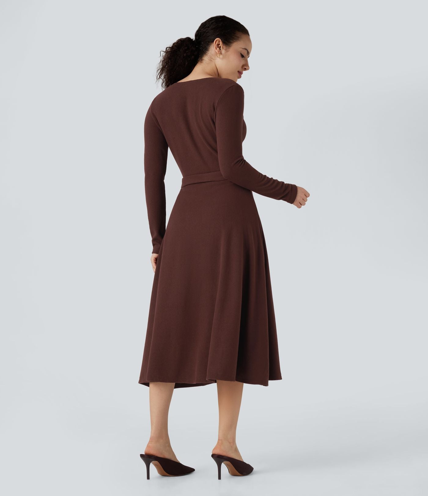 Robe fluide côtelée col V manches longues ceinturée mi-longue