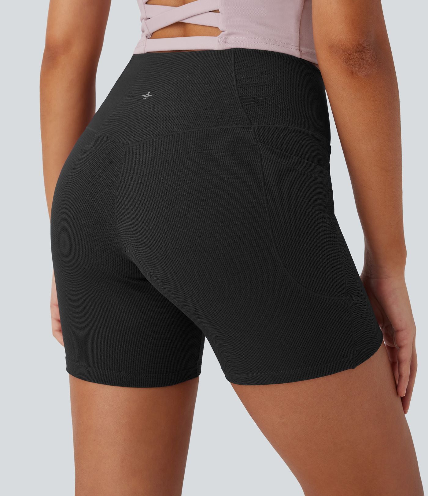 Short de yoga gaufré à taille haute croisée avec poches latérales 12,5 cm