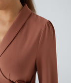 Blouse de travail à col châle, effet cache-cœur, lien sur le côté et ourlet à volants