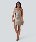 Mini-robe nuisette décontractée en satin à col bénitier avec bretelles ajustables
