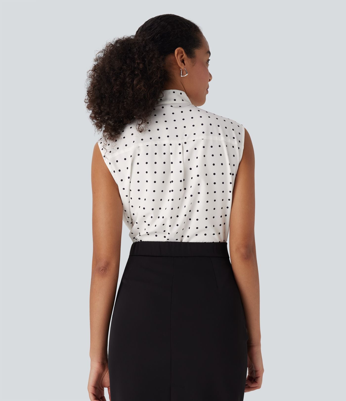 Chemise de travail sans manches à pois avec nœud devant