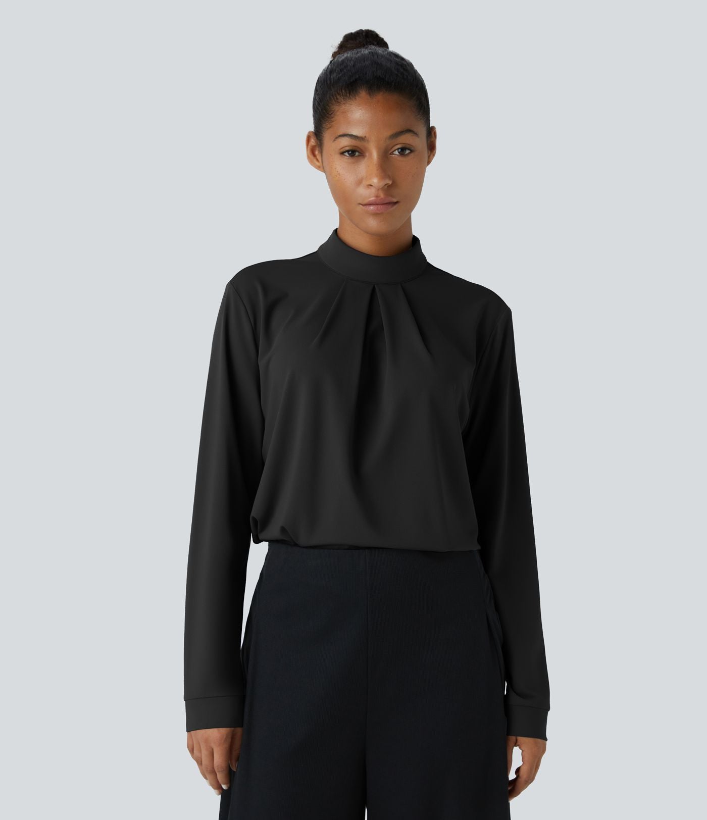 Blouse de travail à col montant, plis, boutons au dos et manches longues