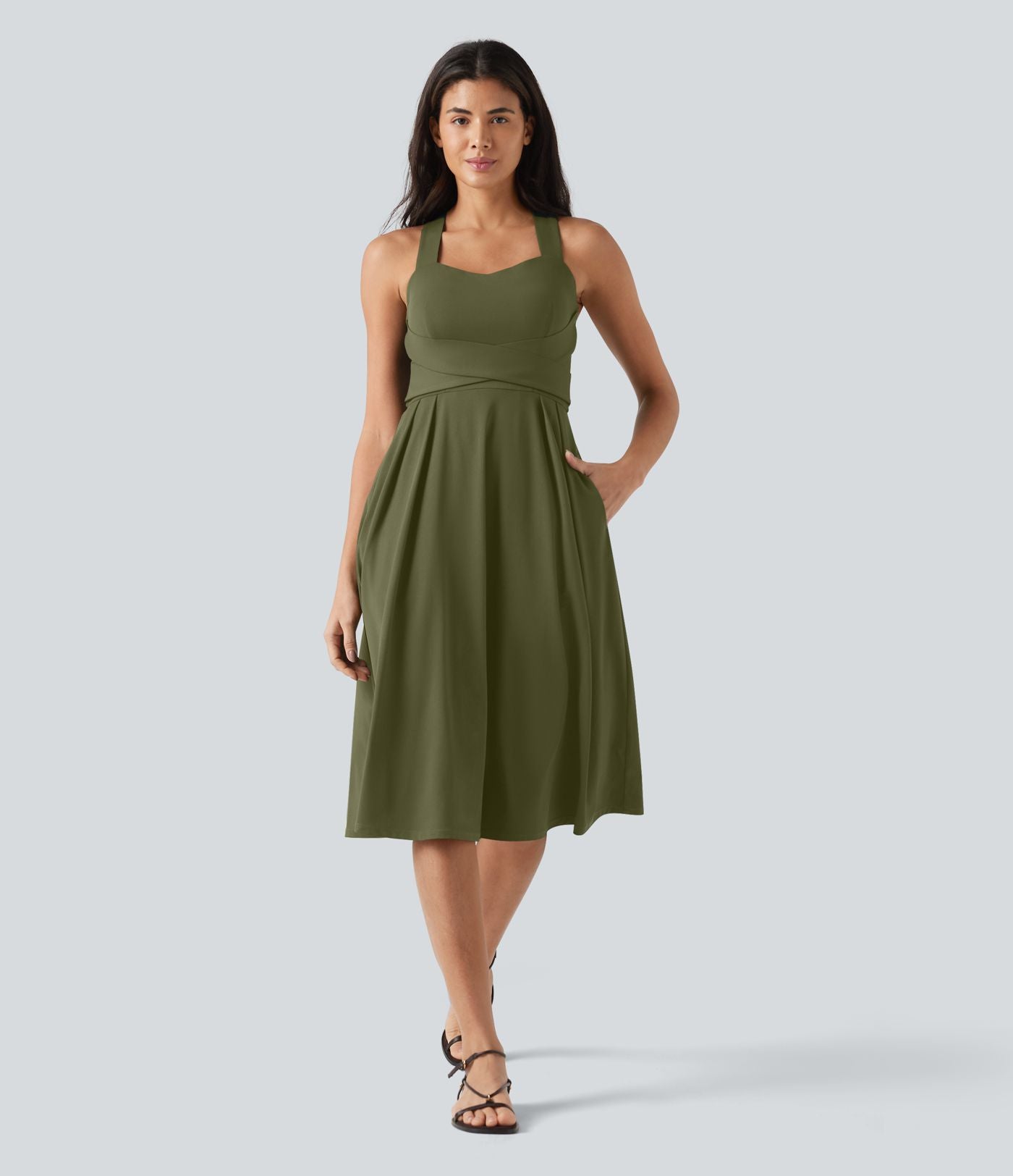 Robe midi fluide sans manches décolleté cœur avec bretelles croisées, nœud dans le dos et poches