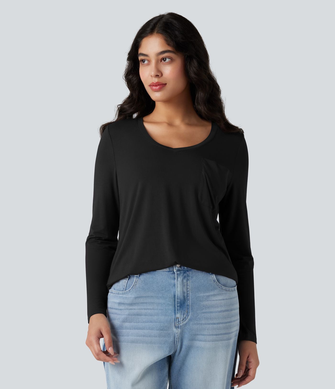T-shirt col V manches longues ourlet arrondi coupe décontractée avec poche