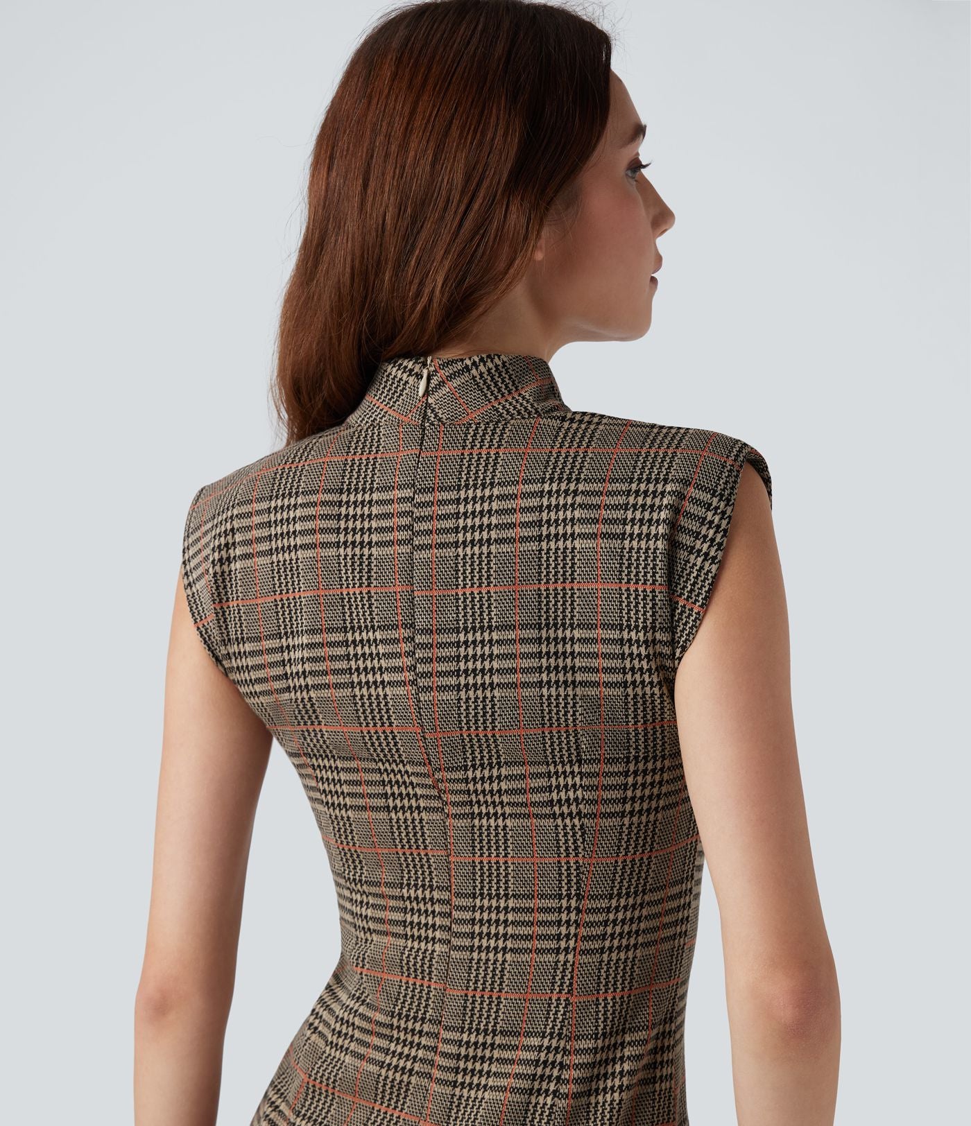 Robe de travail midi moulante sans manches col montant pied-de-poule à carreaux