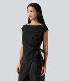 Blouse esprit bureau rayée à encolure bateau avec mancherons, fronces, lien côté et ourlet asymétrique