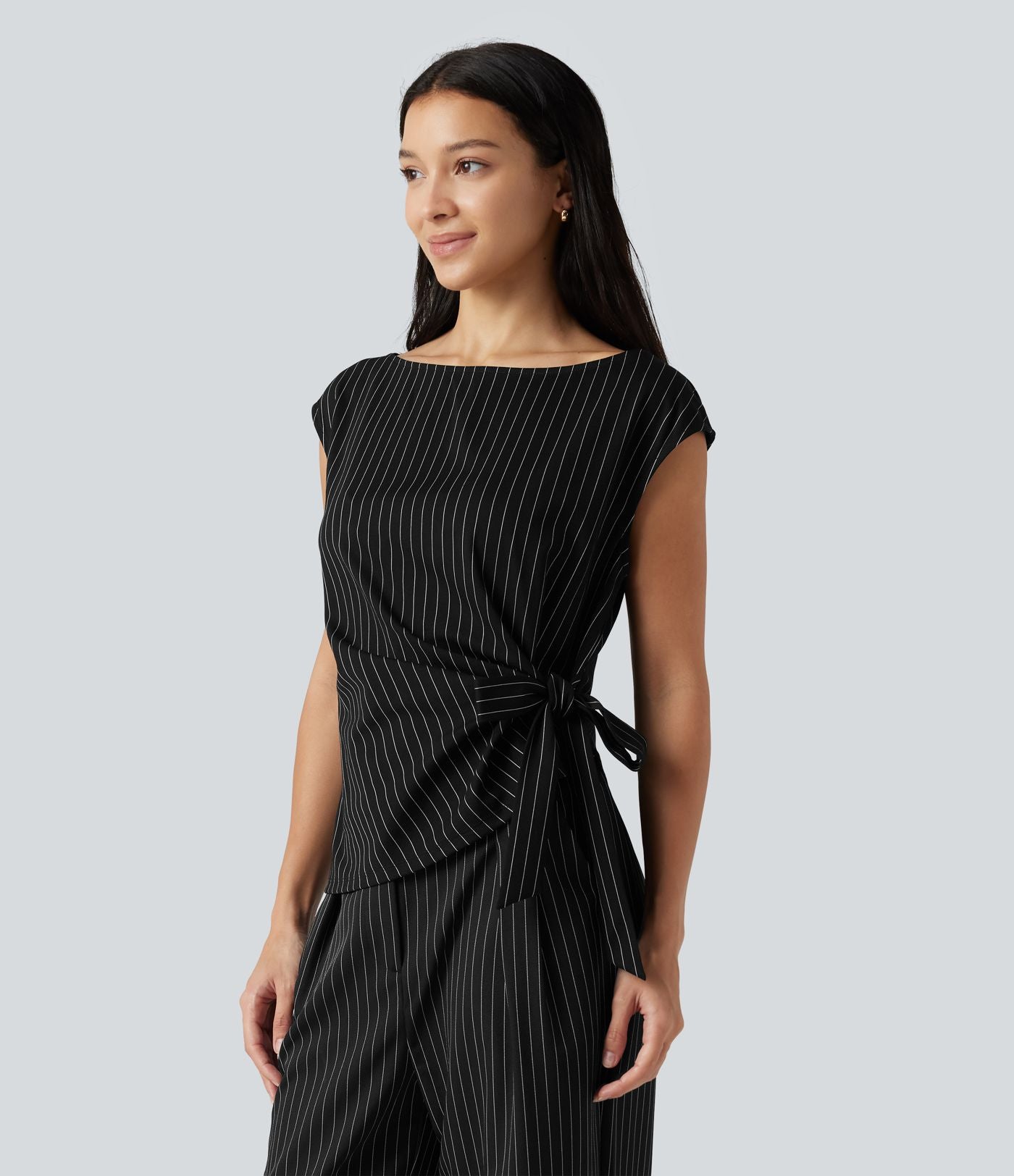 Blouse esprit bureau rayée à encolure bateau avec mancherons, fronces, lien côté et ourlet asymétrique