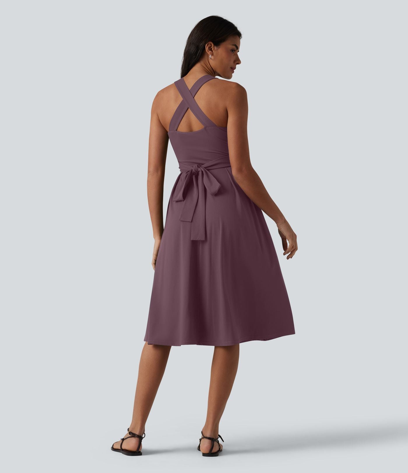 Robe midi fluide sans manches décolleté cœur avec bretelles croisées, nœud dans le dos et poches