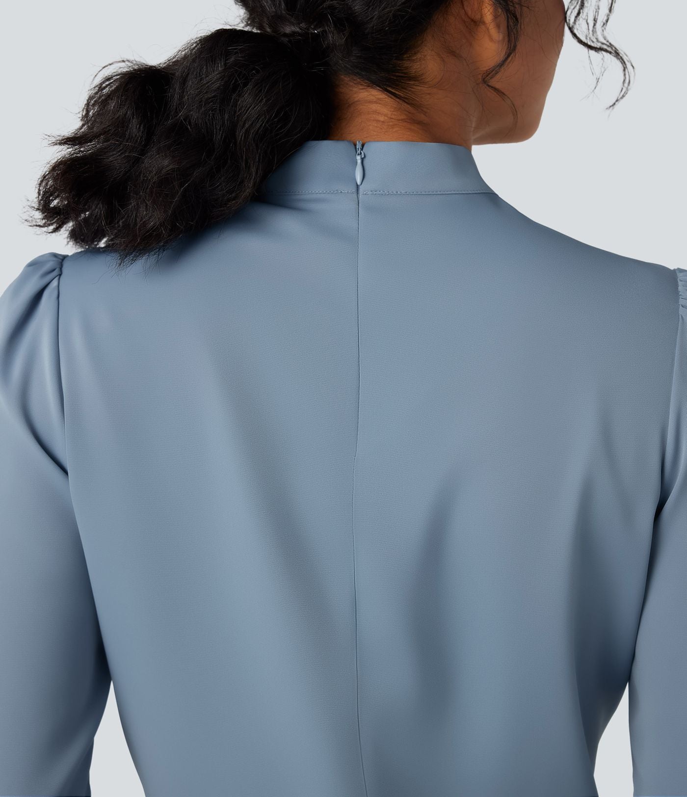 Chemise esprit bureau défroissage facile avec col lavallière, manches longues bouffantes et zip invisible au dos