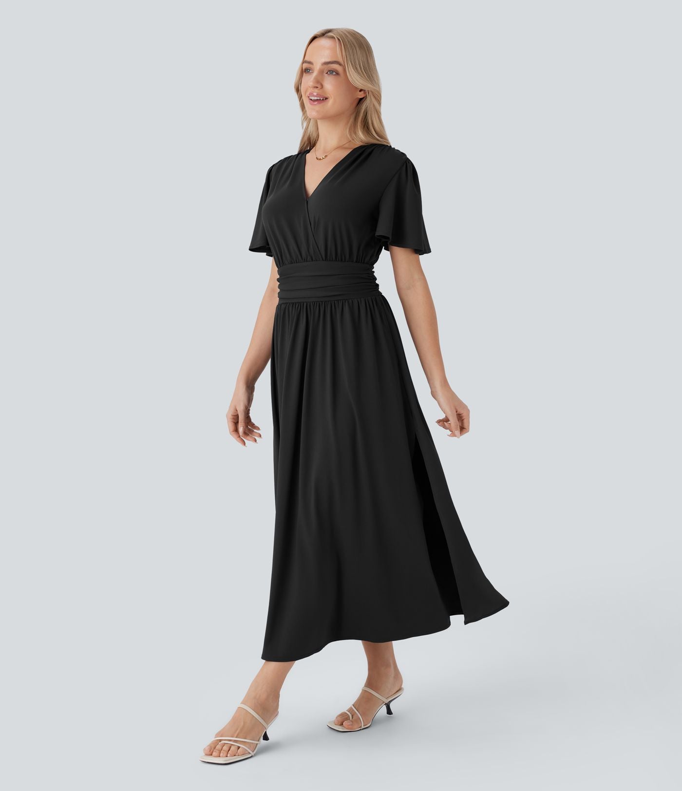 Robe mi-longue fluide de villégiature avec col V, manches courtes, drapée et fendue