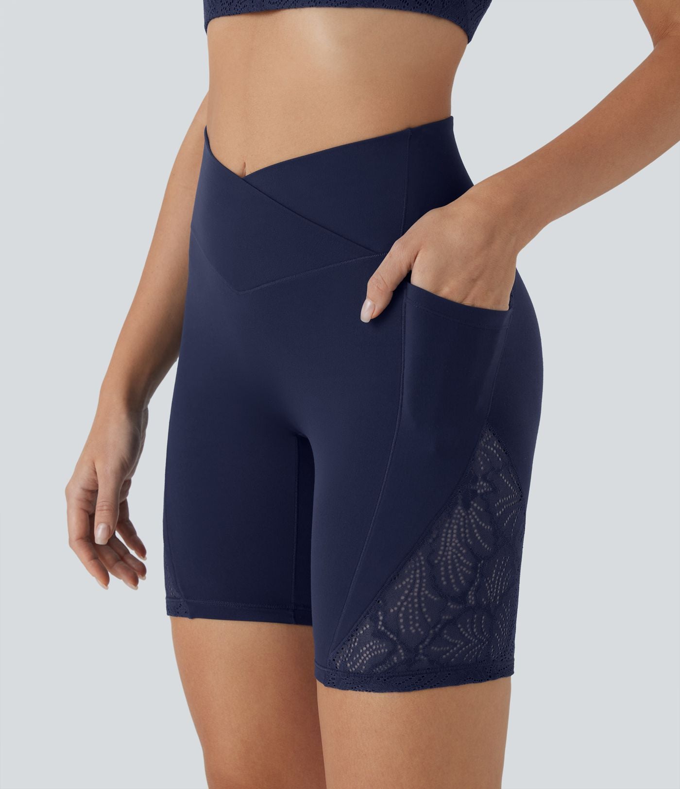 Short cycliste yoga 7'' Softlyzero™ taille haute croisé dentelle contrastante avec poches - UPF50+