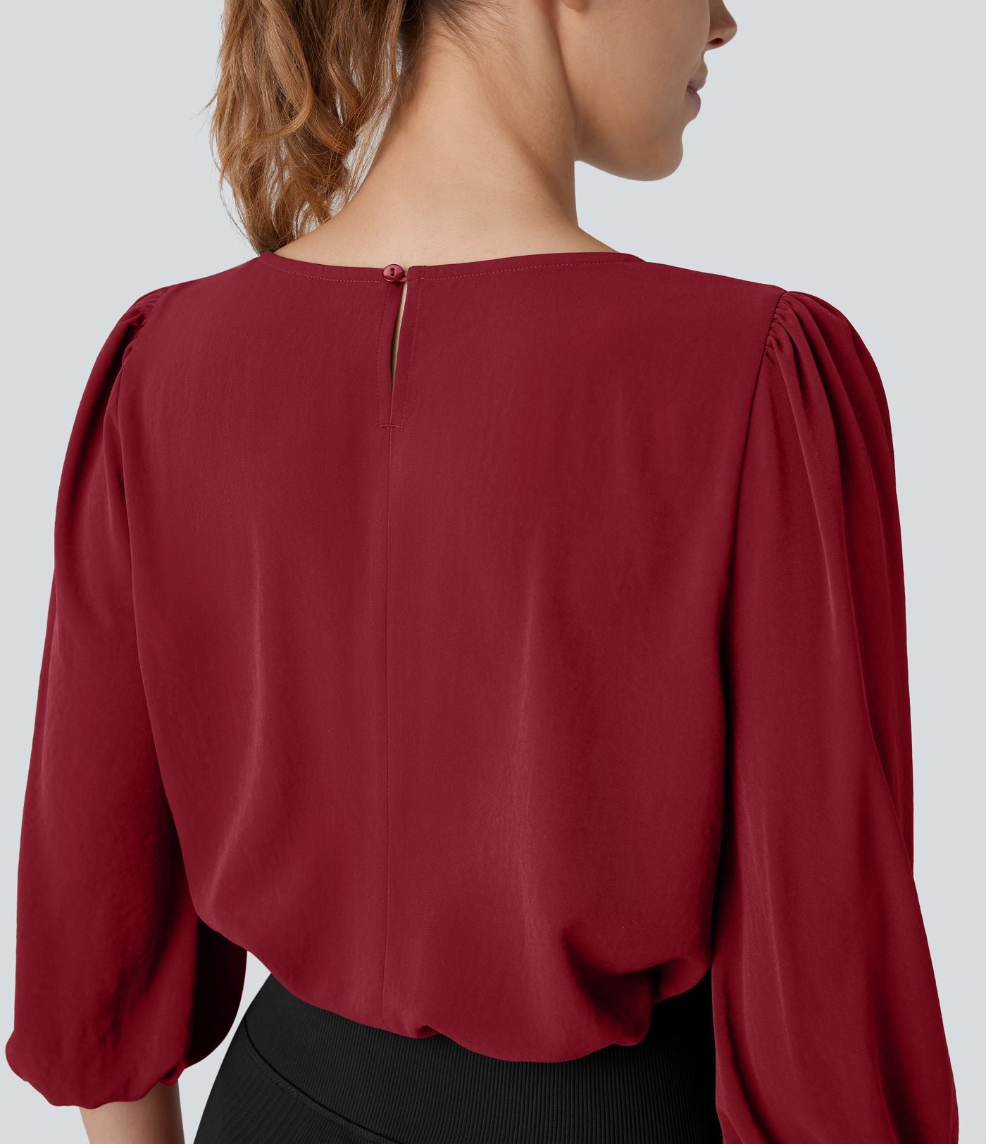 Blouse de travail col bateau avec manches évêque et dos ajouré