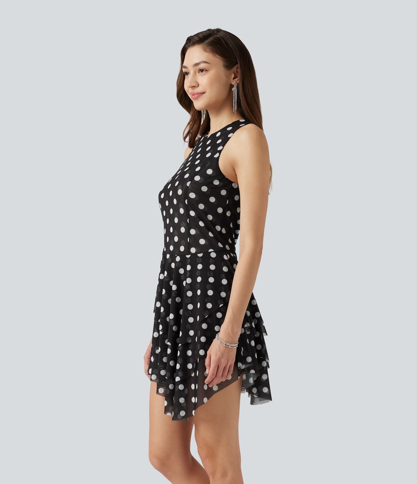 Robe mini à pois sans manches à col rond, avec superposition asymétrique et short amovible avec poche