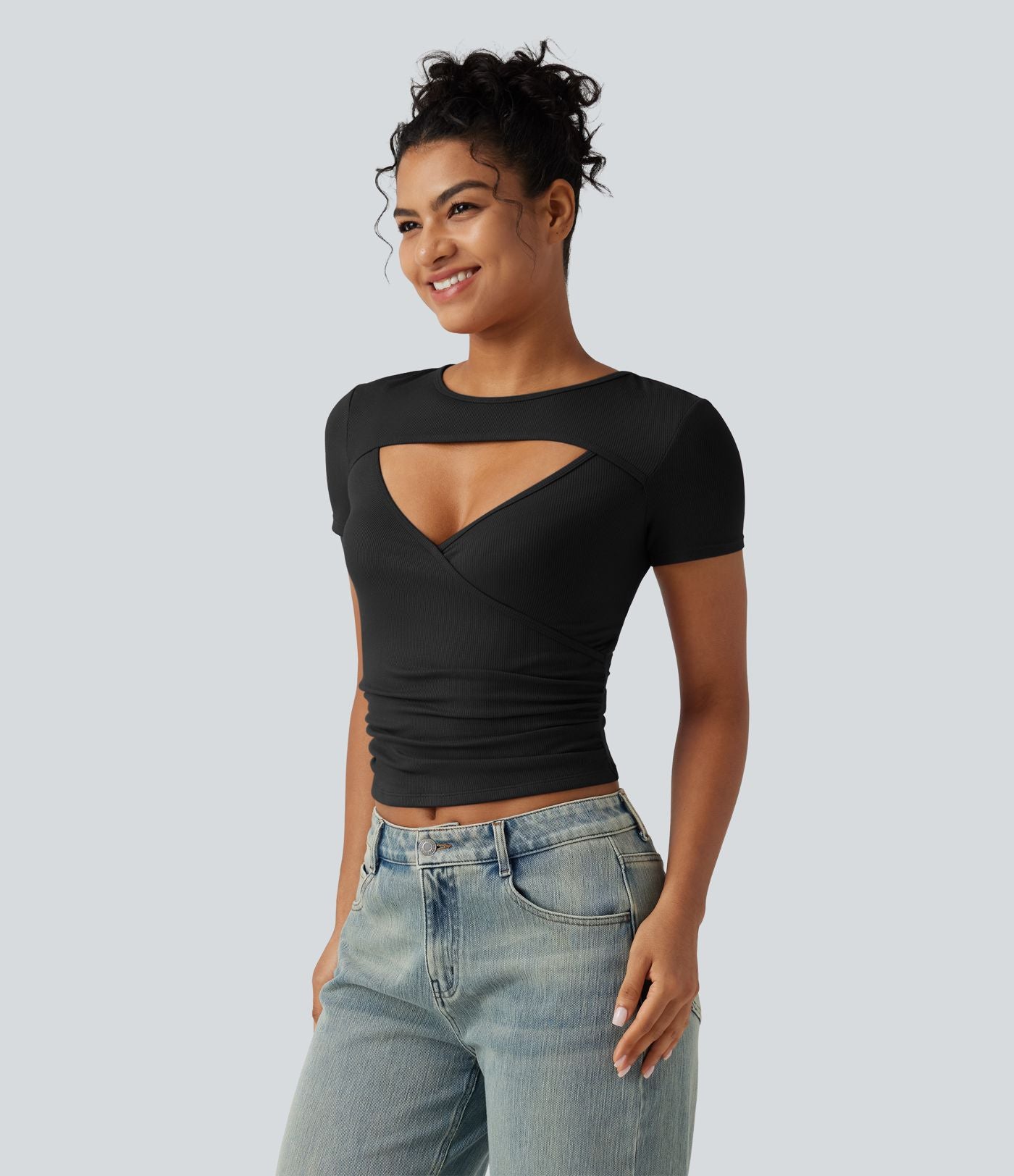 T-shirt côtelé encolure arrondie avec découpe et manches courtes