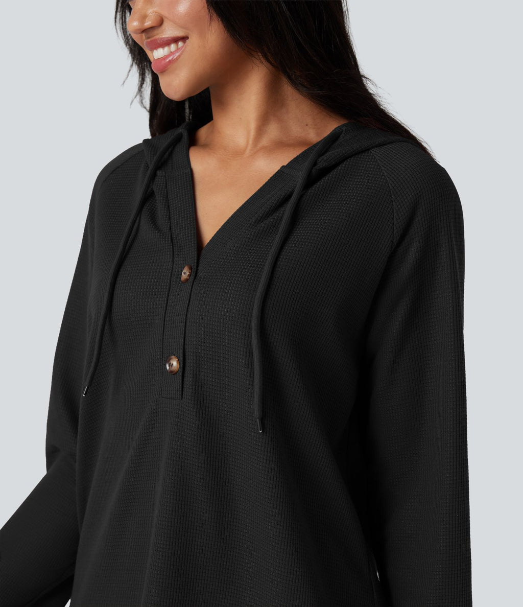Top gaufré à capuche col Henley manches longues