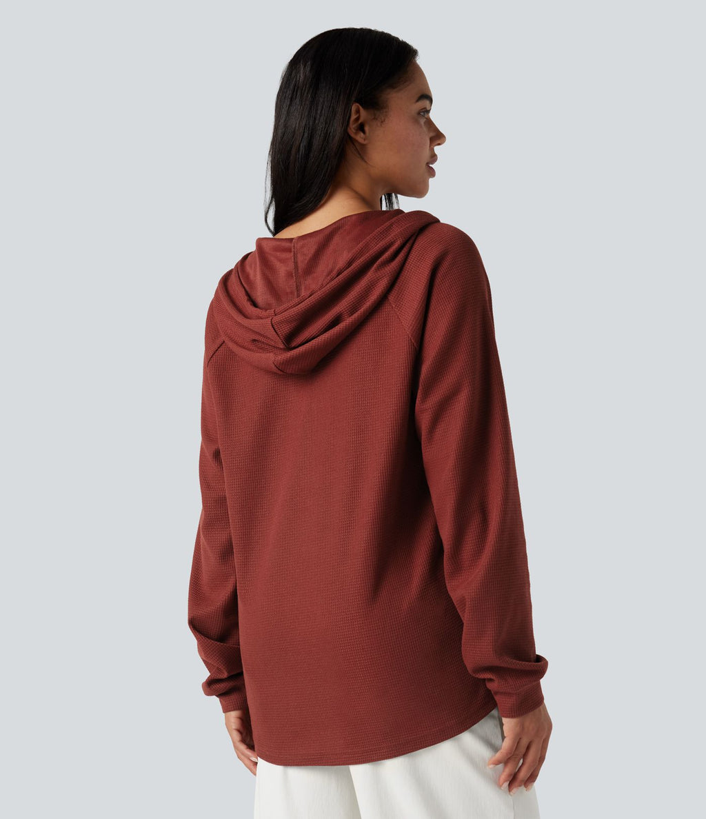 Top gaufré à capuche col Henley manches longues