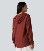 Top gaufré à capuche col Henley manches longues