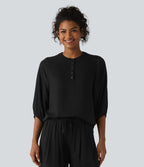 Blouse de villégiature à col Henley et manches 3/4, aspect lin.