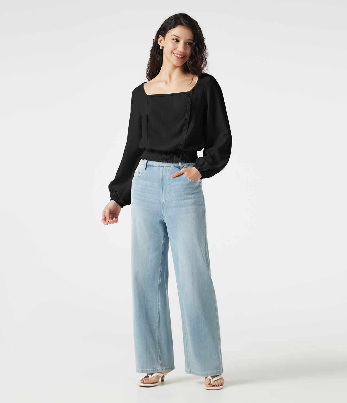 Blouse casual effet lin à col carré, manches bouffantes, lien au dos, empiècement en dentelle et détails froncés