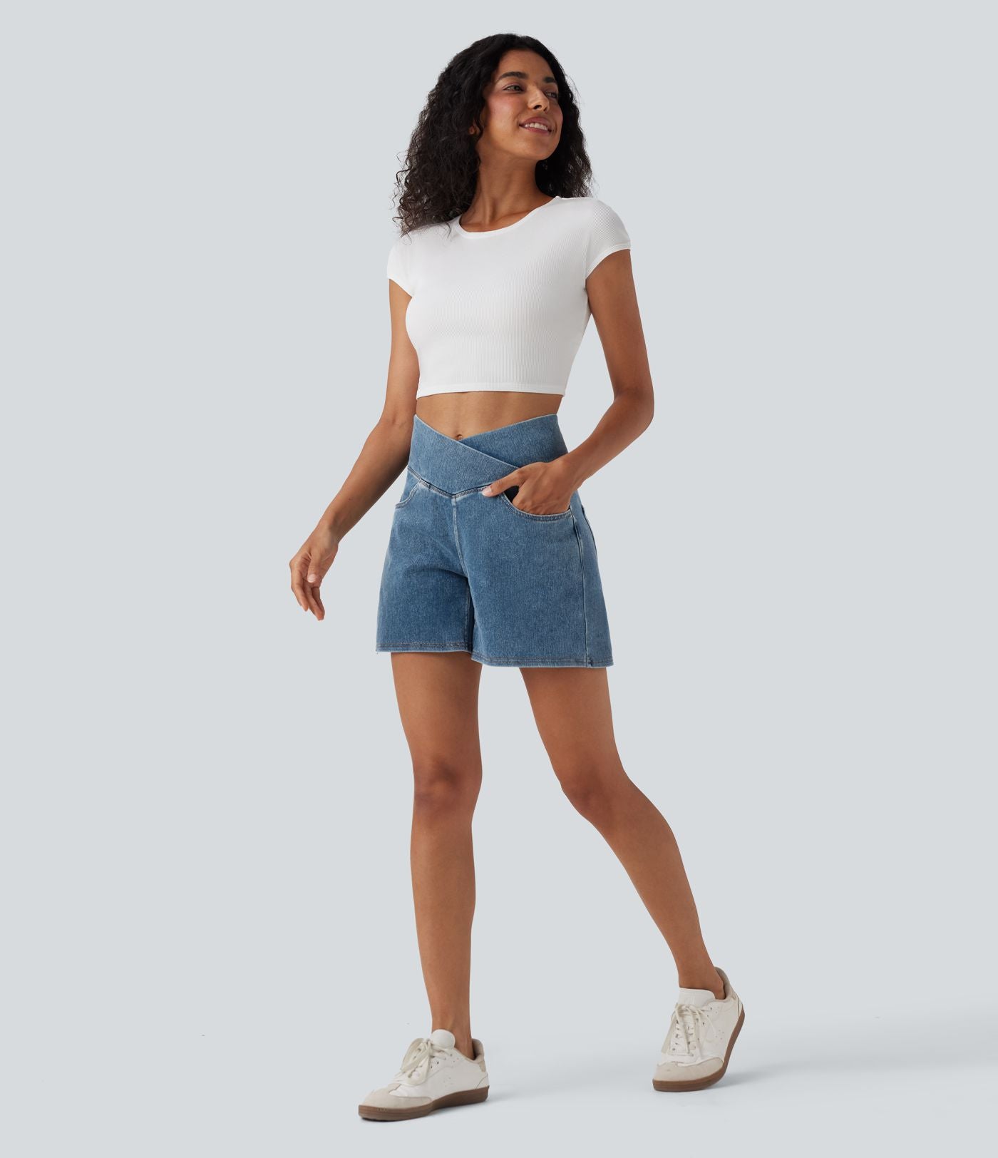 Halara Flex™ Short décontracté évasé à jambe large en denim extensible délavé taille haute croisée avec poches multiples