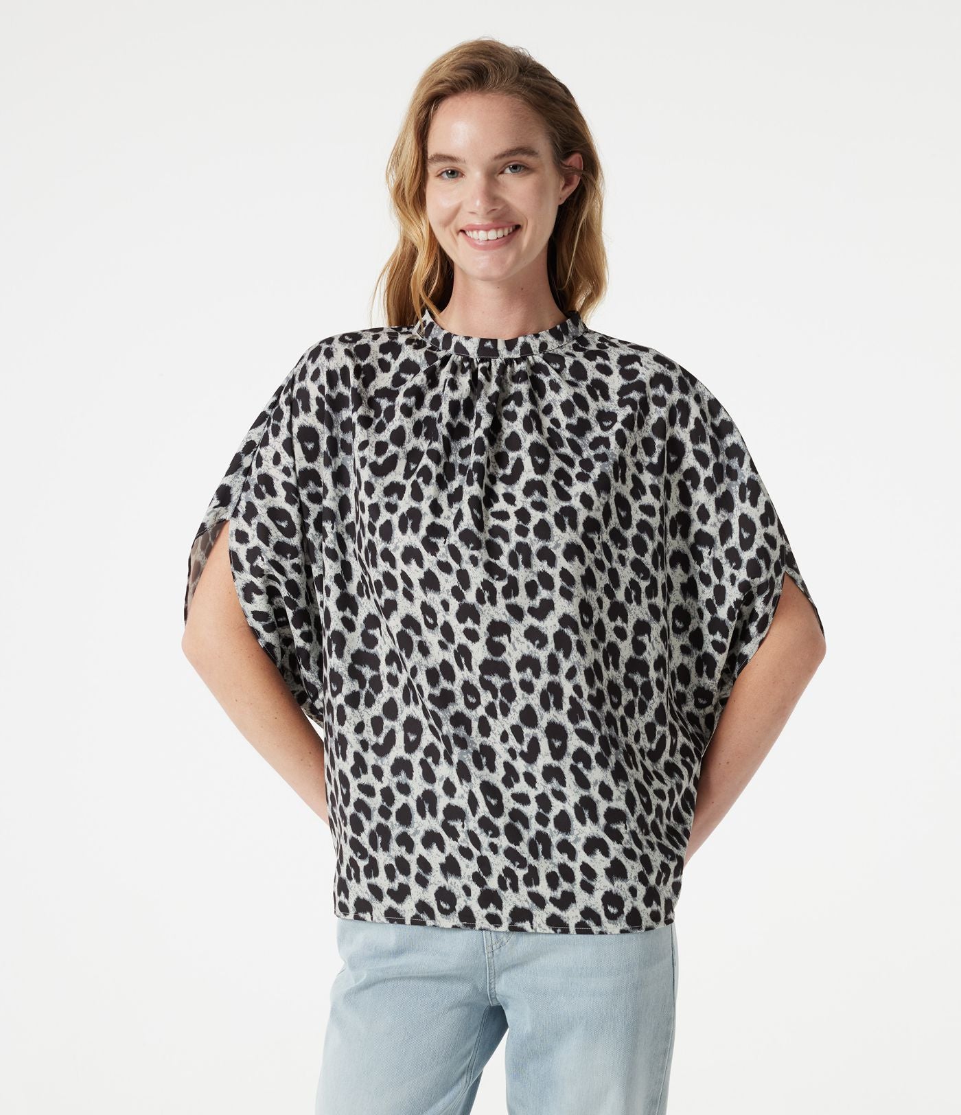 Blouse esprit bureau imprimé léopard à col montant, manches chauve-souris et lien au dos