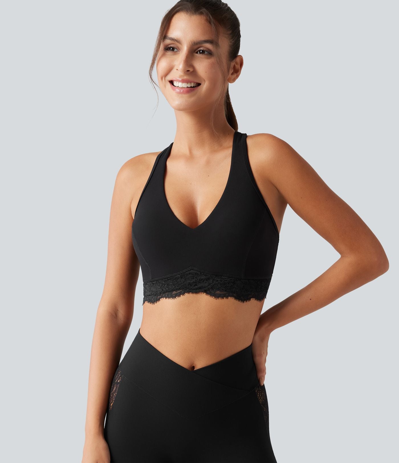Halara UltraSculpt™ Brassière de sport maintien léger col V avec coussinets amovibles, dos nageur et dentelle contrastée