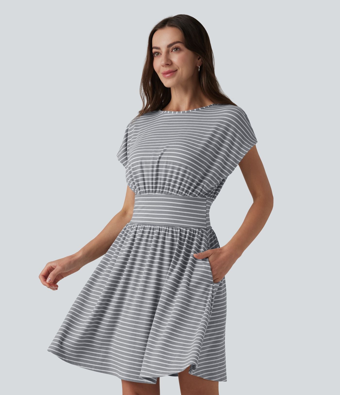Robe courte fluide col rond manches courtes à rayures avec brassière intégrée et poches