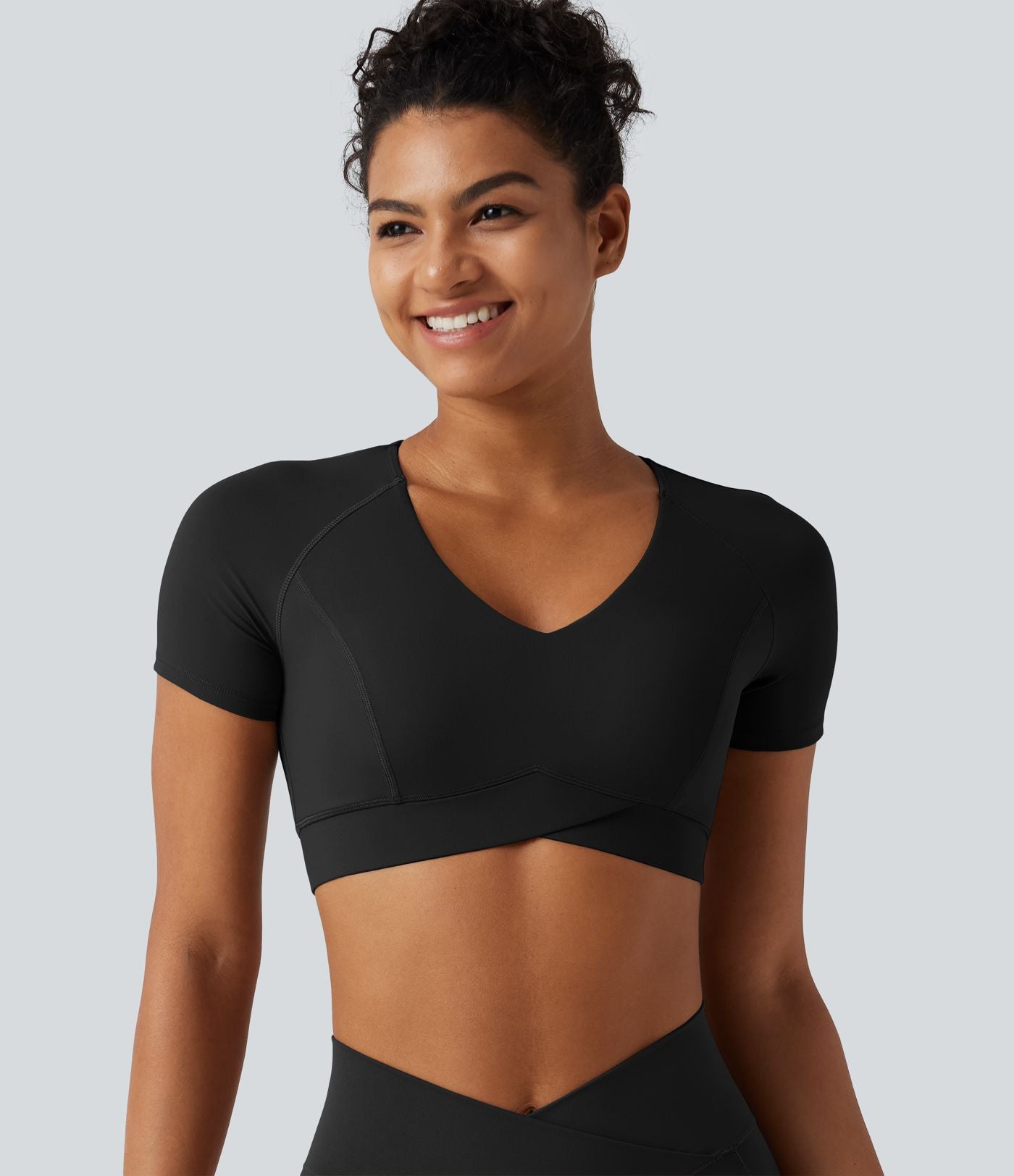 Crop top col V manches courtes Halara UltraSculpt™, base croisée et coussinets amovibles