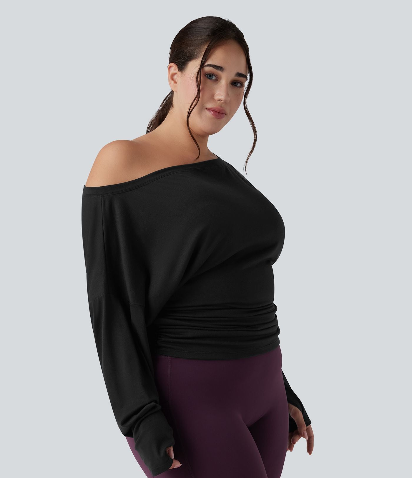 Haut de yoga grande taille asymétrique à manche longue, trou pour le pouce et fronces