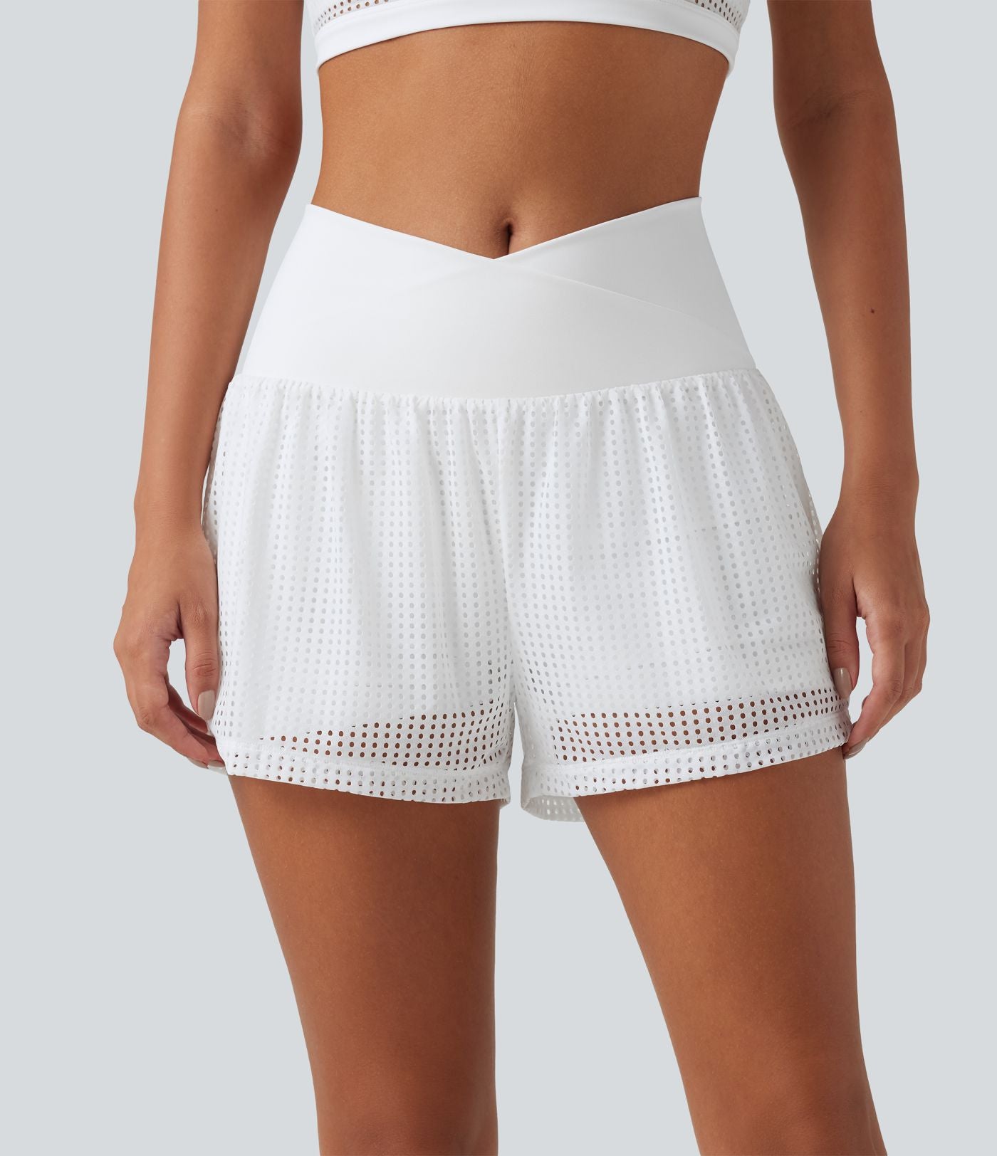 Short de yoga 2-en-1 SoftlyZero™ QuickDry taille haute croisée avec broderie anglaise et poches, 7,5 cm