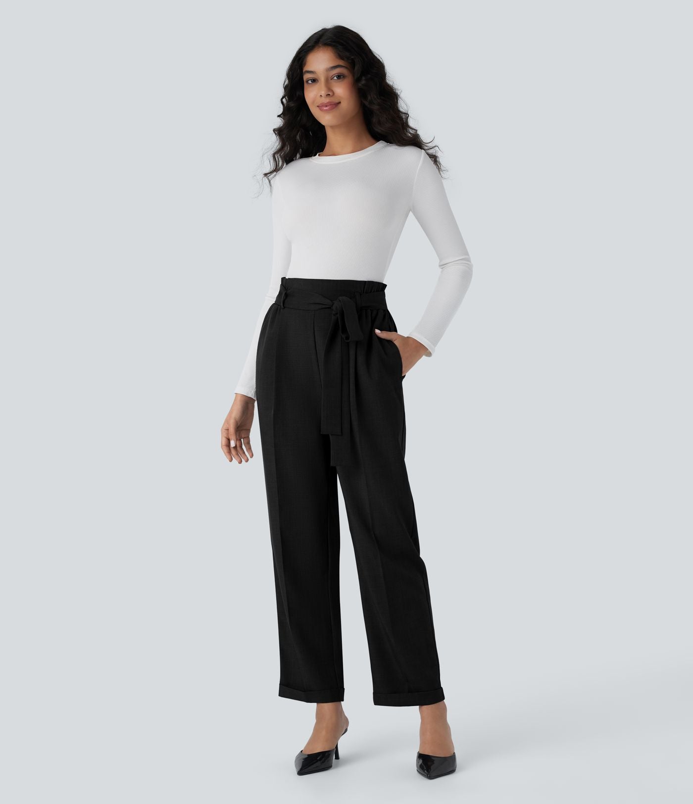 Pantalon Tailleur à taille haute, ceinture, poches latérales et jambes droites