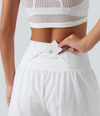 Short de yoga 2-en-1 SoftlyZero™ QuickDry taille haute croisée avec broderie anglaise et poches, 7,5 cm