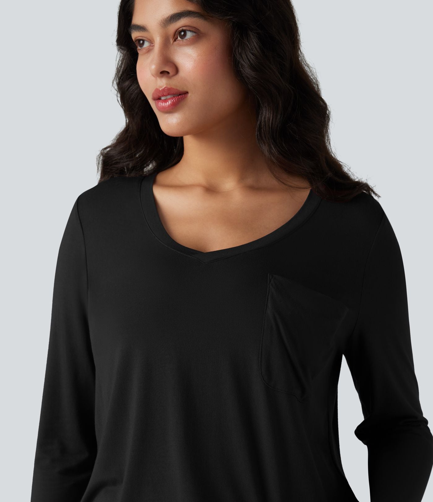 T-shirt col V manches longues ourlet arrondi coupe décontractée avec poche
