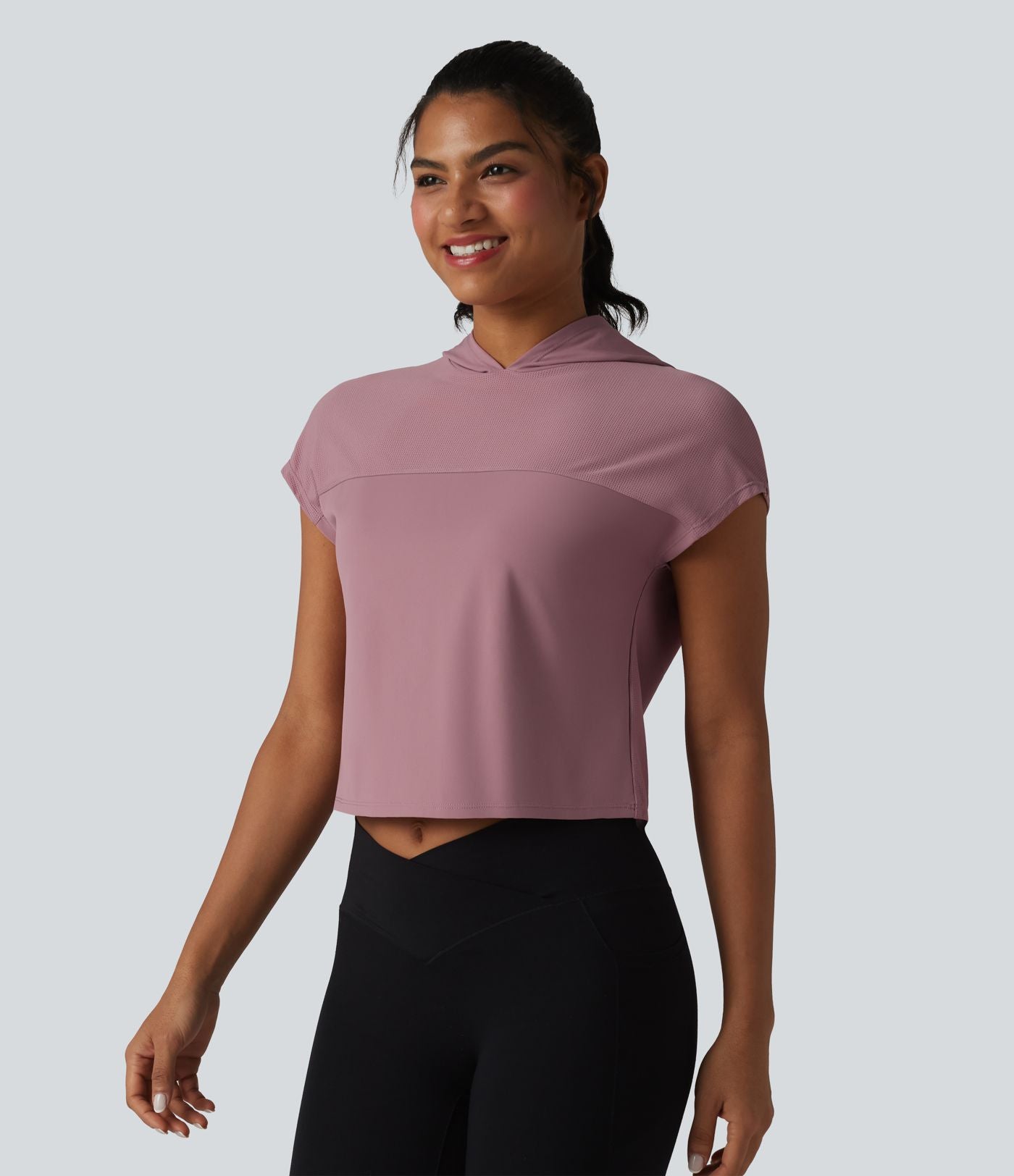 Haut de sport court à capuche et manches courtes en mesh respirant, agréable au toucher, séchage rapide, protection solaire UPF50+