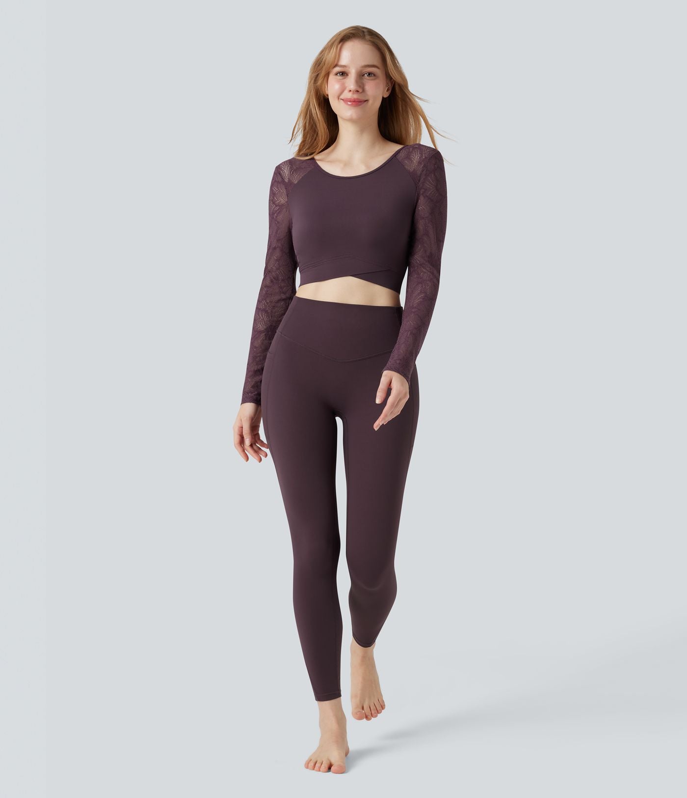 Haut de sport yoga court dos nu manches longues dentelle contrastante et ourlet croisé SoftlyZero™ - UPF50+