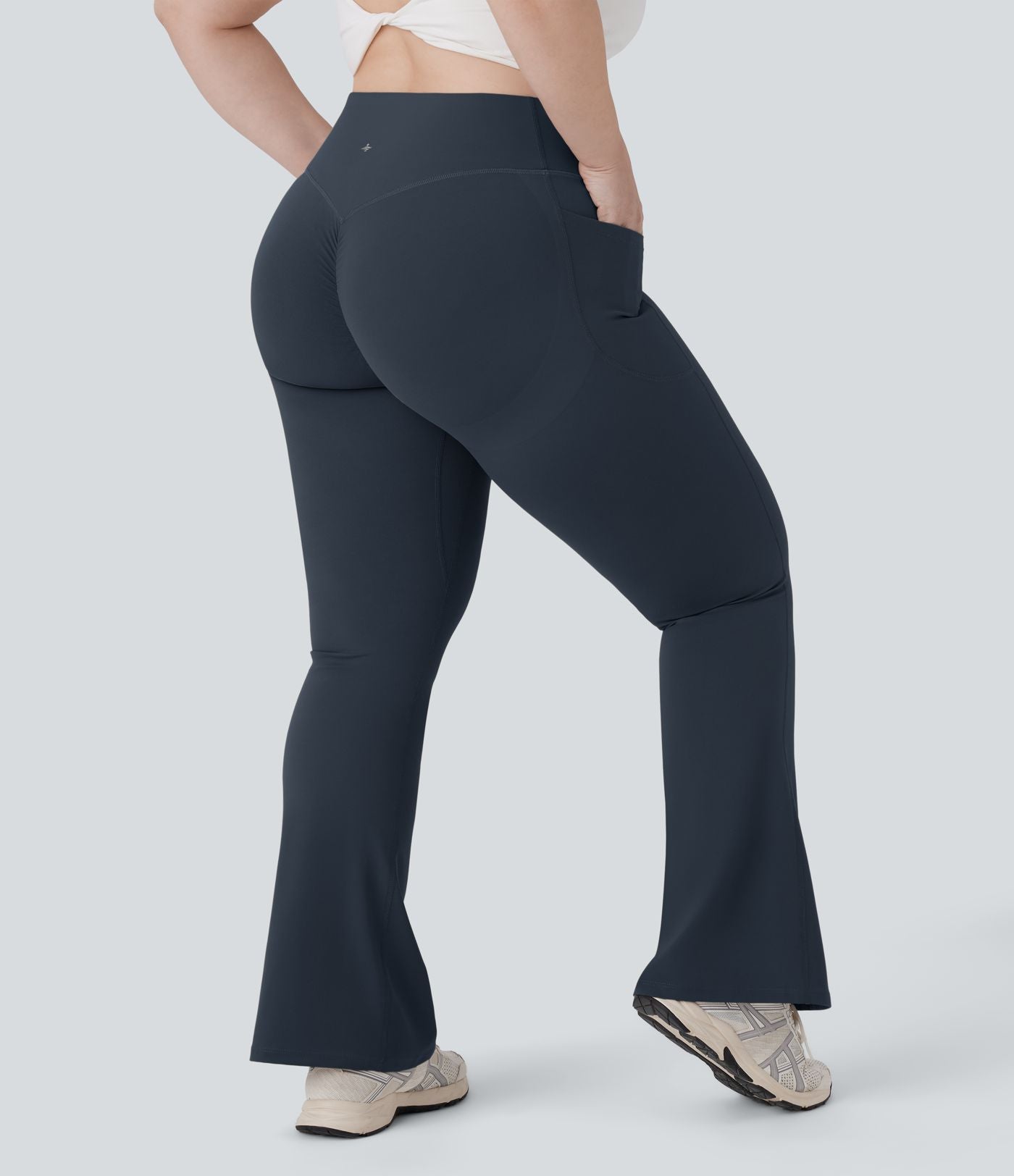 Pantalon de yoga à coupe bootcut gainant galbant taille haute grande taille avec effet scrunch et poches Halara UltraSculpt™