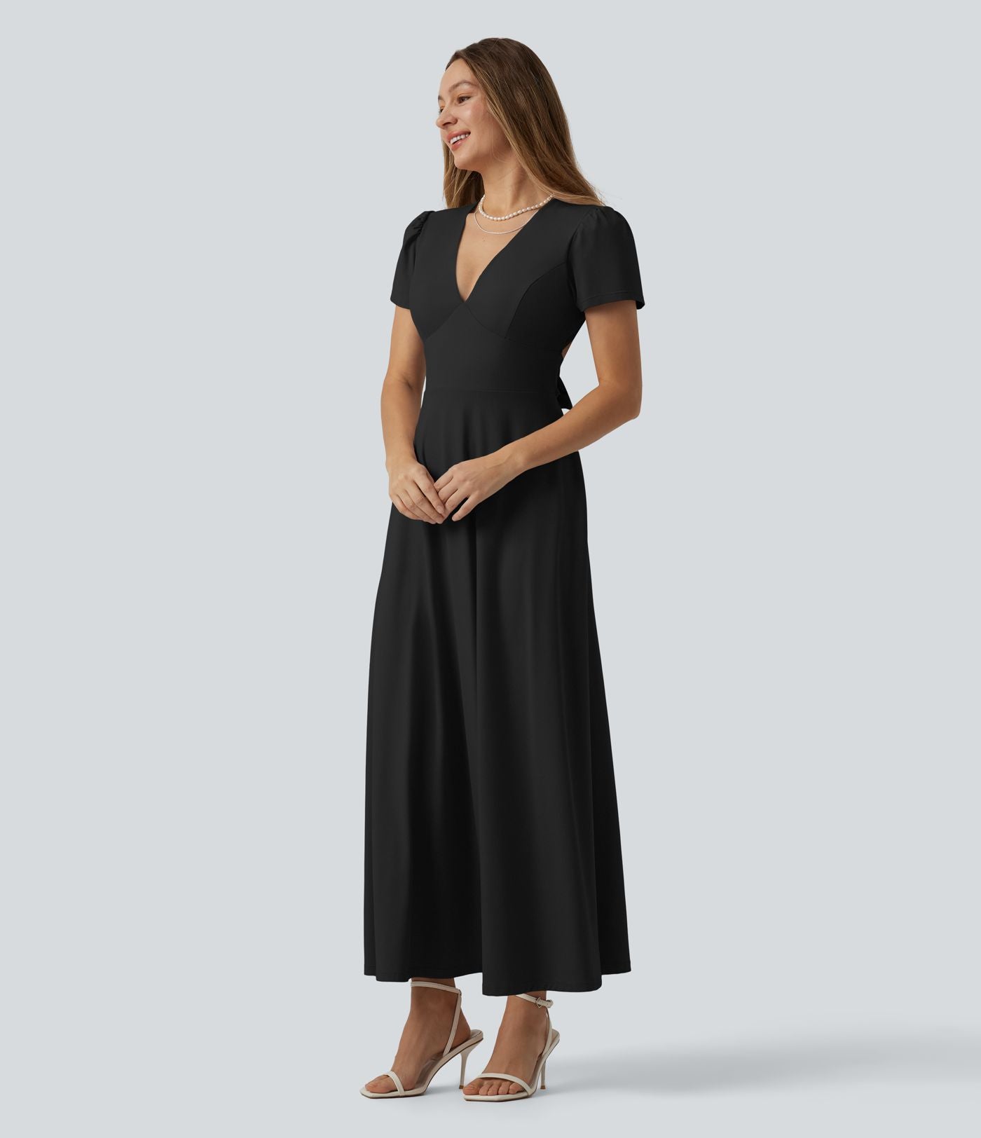 Robe mariage maxi fluide col V à manches courtes, dos nu avec lien noué et brassière intégrée
