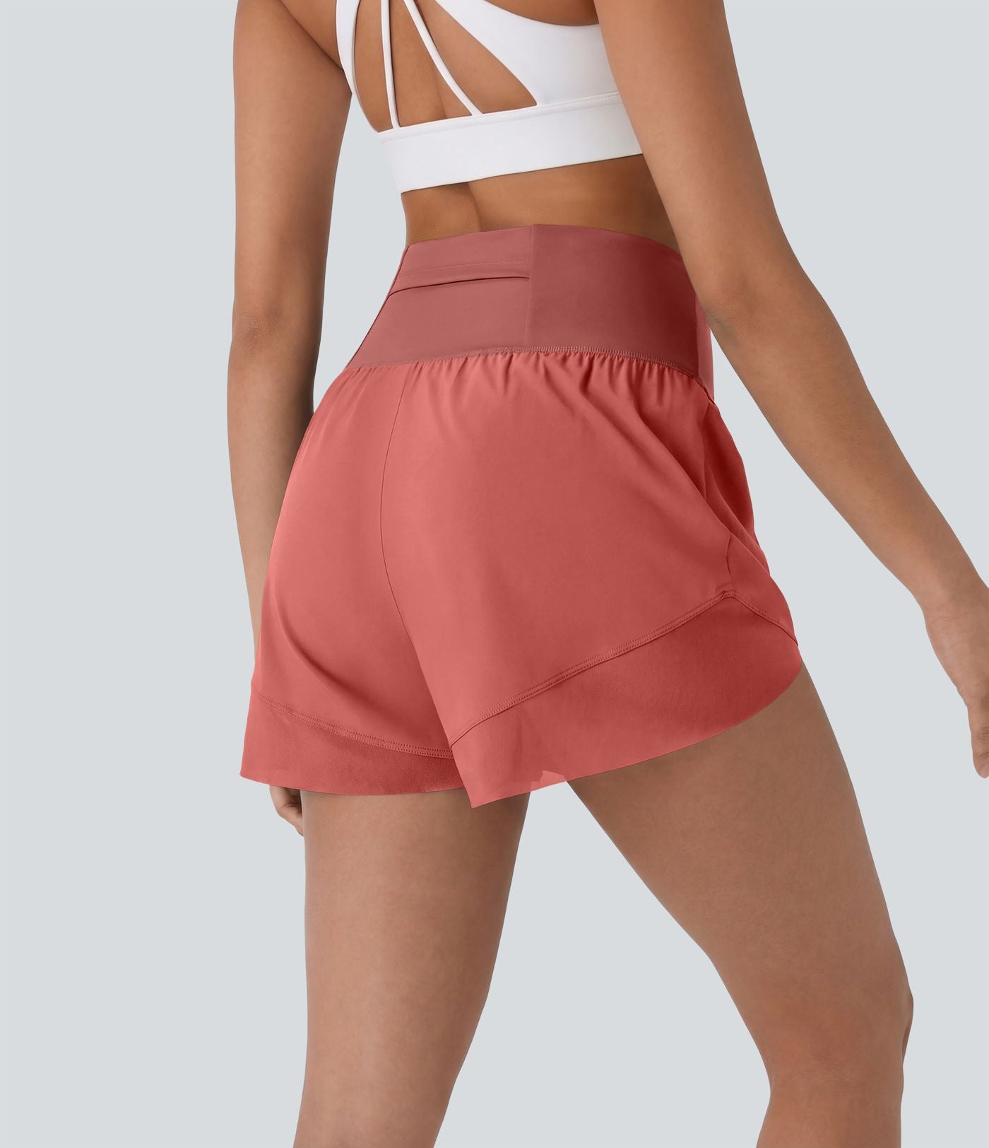 Breezeful™ Short yoga taille haute avec poche arrière ourlet croisé séchage rapide