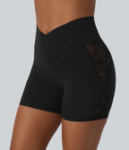 Softlyzero™ Short cycliste yoga taille haute croisé avec dentelle contrastée et poche arrière 12,5 cm - UPF50+