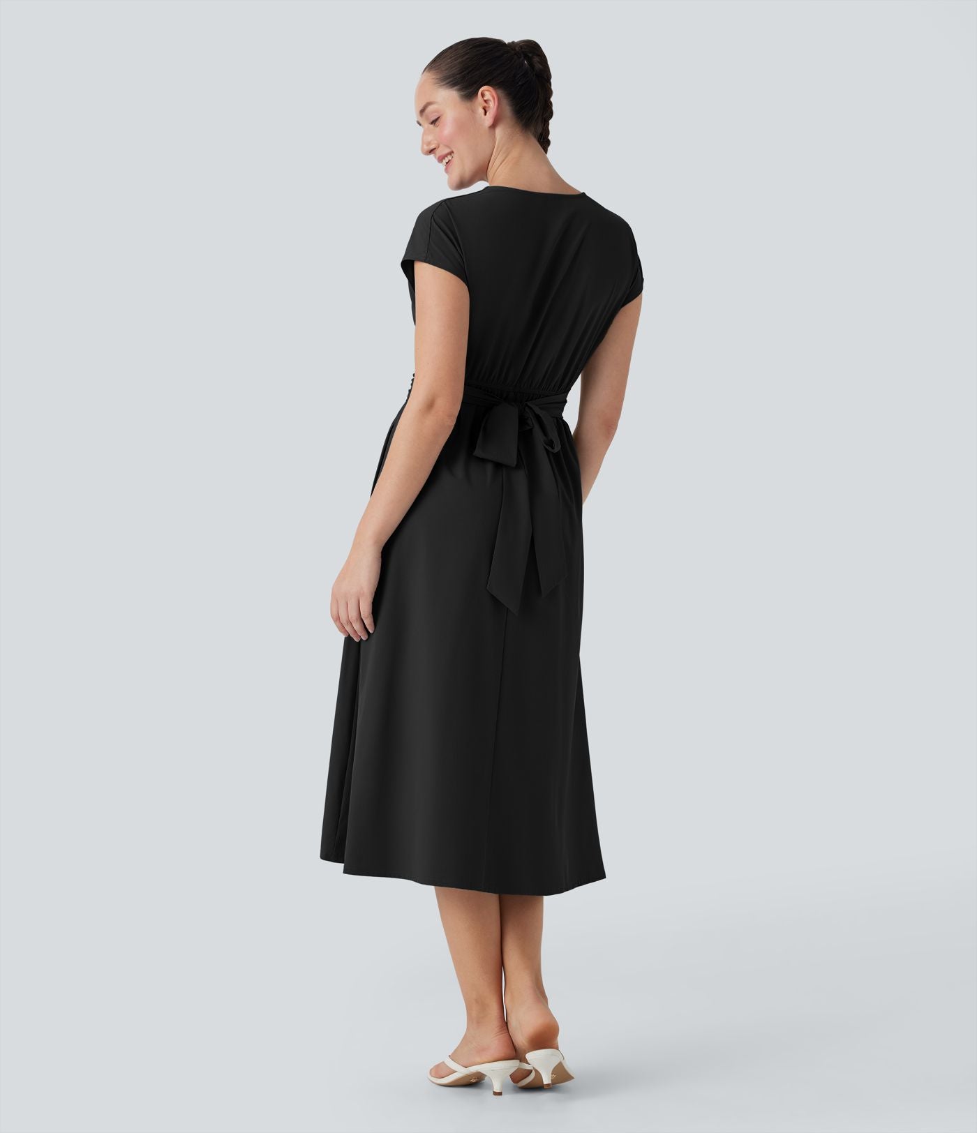 Robe midi Breezeful™ col V manches courtes à liens dans le dos séchage rapide avec poches latérales