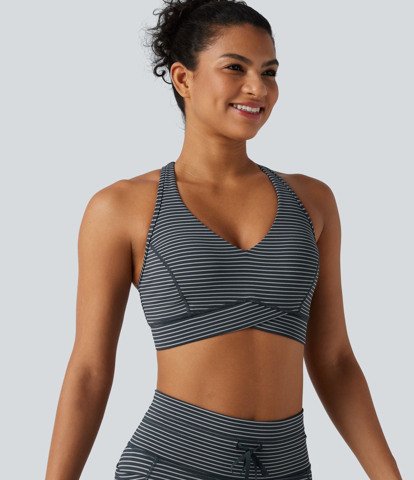 Brassière de sport col V dos nageur maintien moyen à rayures
