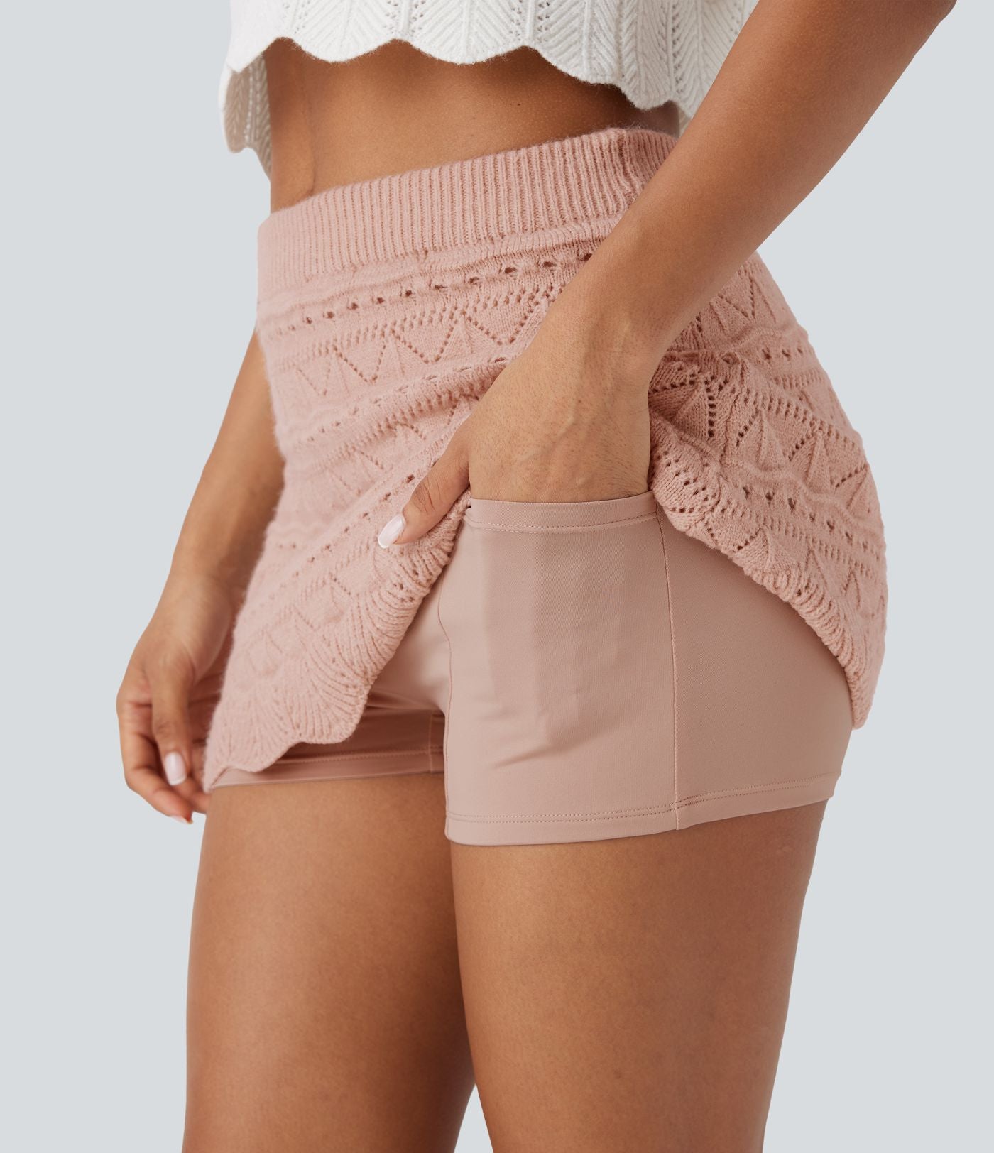 Jupe-short courte en maille ajourée taille haute avec poches latérales