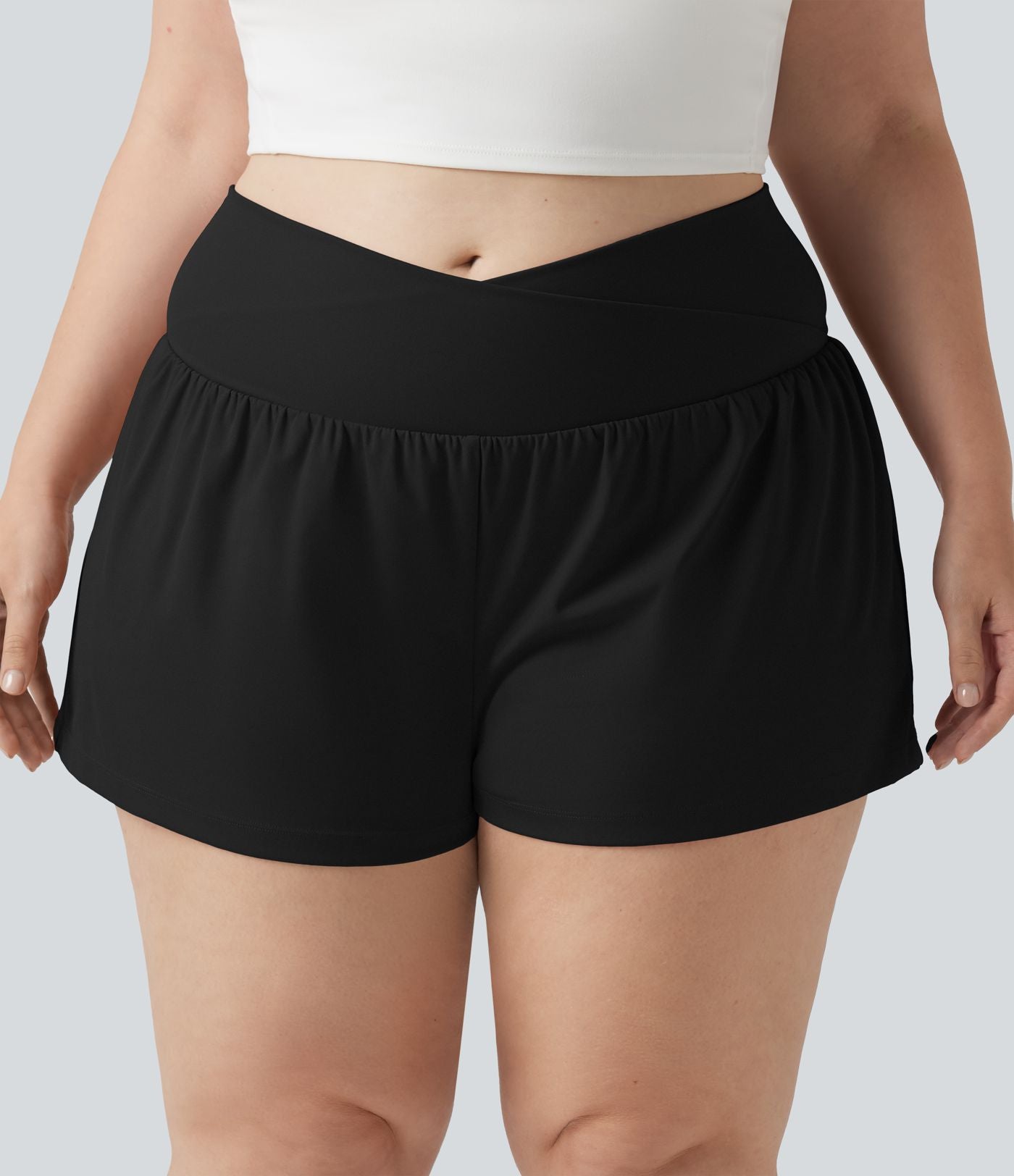 Short de yoga 2-en-1 grande taille à taille haute croisée en SoftlyZero™ Airy à effet frais InstantCool 7,5 cm avec poches