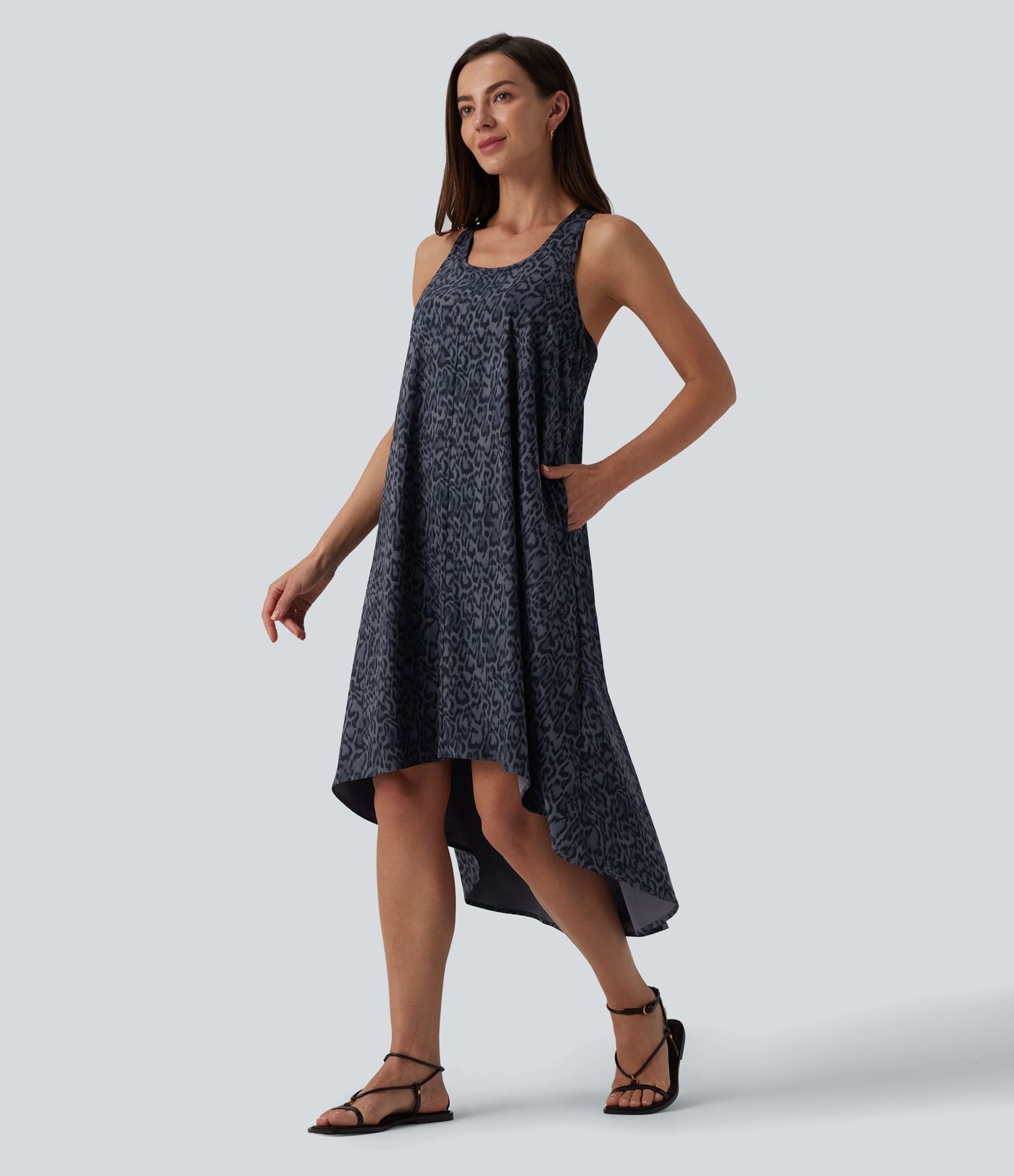 Robe mi-longue fluide station balnéaire dos nageur sans manches asymétrique imprimé léopard avec poches