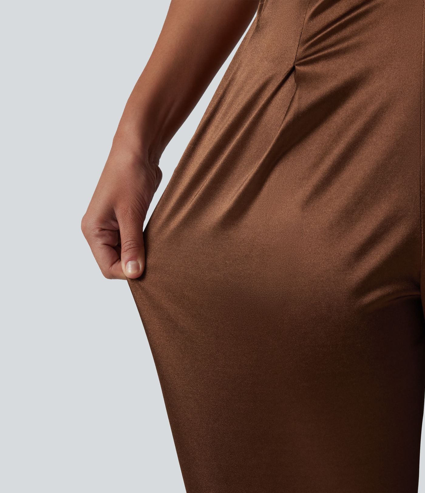 Pantalon tailleur fuselé en satin taille haute avec poches