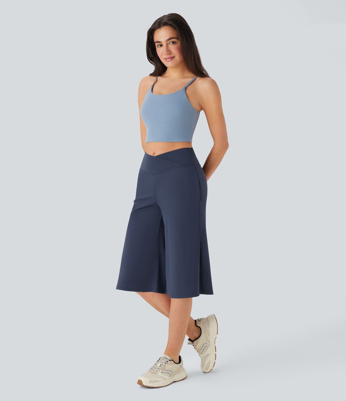 Pantacourt de yoga Cool Touch Softlyzero™ aérien à taille haute croisée, jambe large et poches
