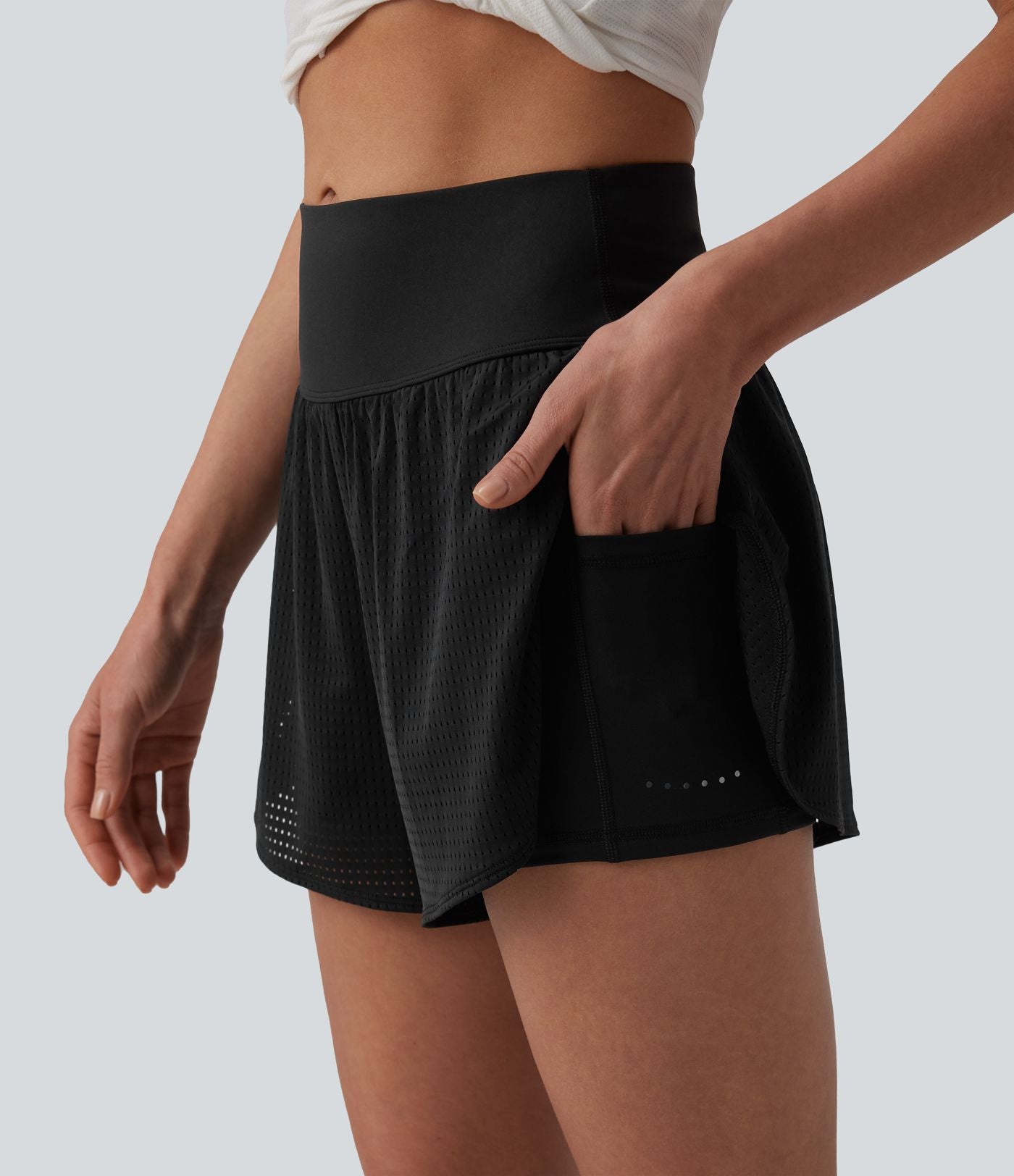 Short yoga 2-en-1 gainant taille haute à pois réfléchissants, ourlet arrondi croisé et œillets avec poches