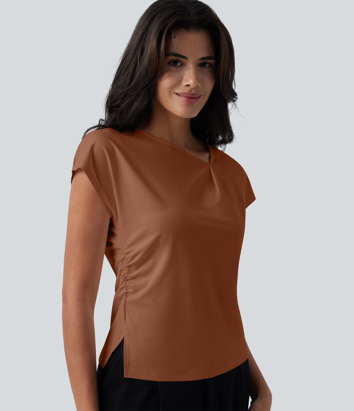 Blouse tailleur asymétrique col drapé manches courtes avec fronces et ourlet fendu
