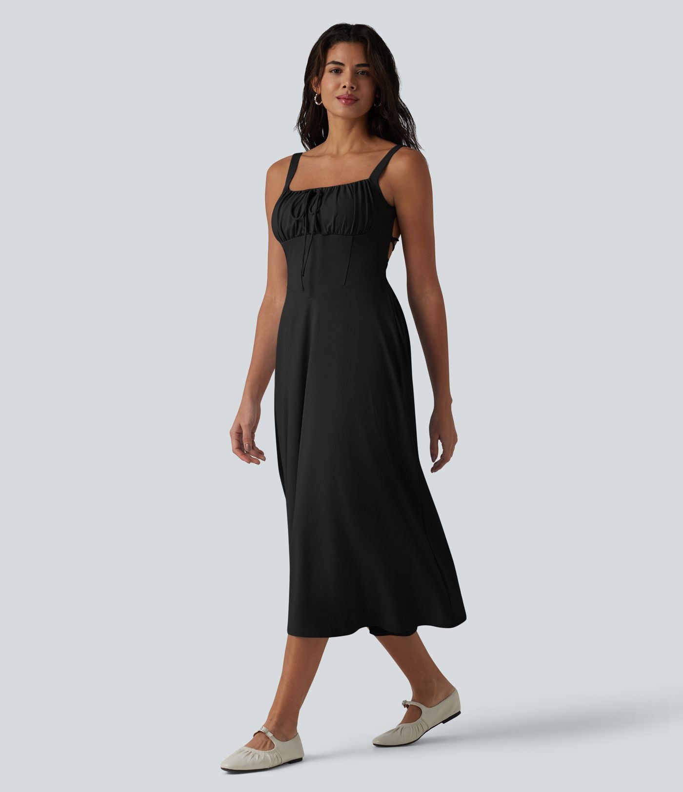 Robe fluide midi de villégiature sans manches, encolure carrée, dos nu croisé, fronces et soutien-gorge intégré