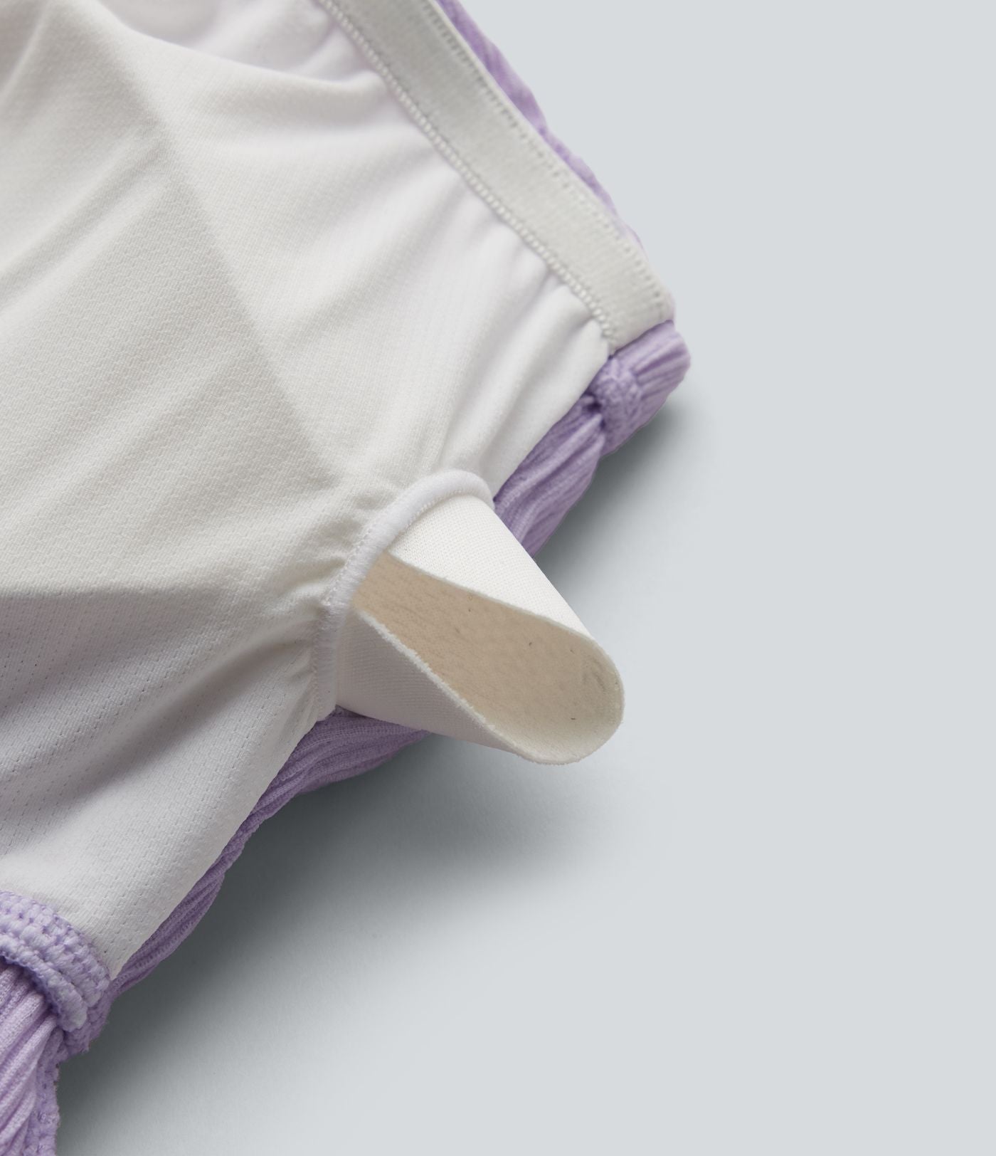 Débardeur dos nu avec soutien-gorge intégré, col licou, lien dans le dos et bordure ondulée
